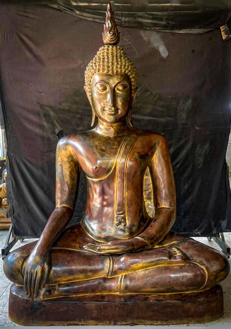 Sukhothai Buddha - Maailman Valoisimpia Kuvia ja Ikuisen Rauhan Vertauskuva!