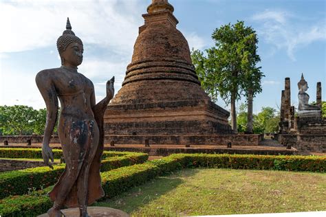 Sukhothai Buddha - Maailman Valoisimpia Kuvia ja Ikuisen Rauhan Vertauskuva!